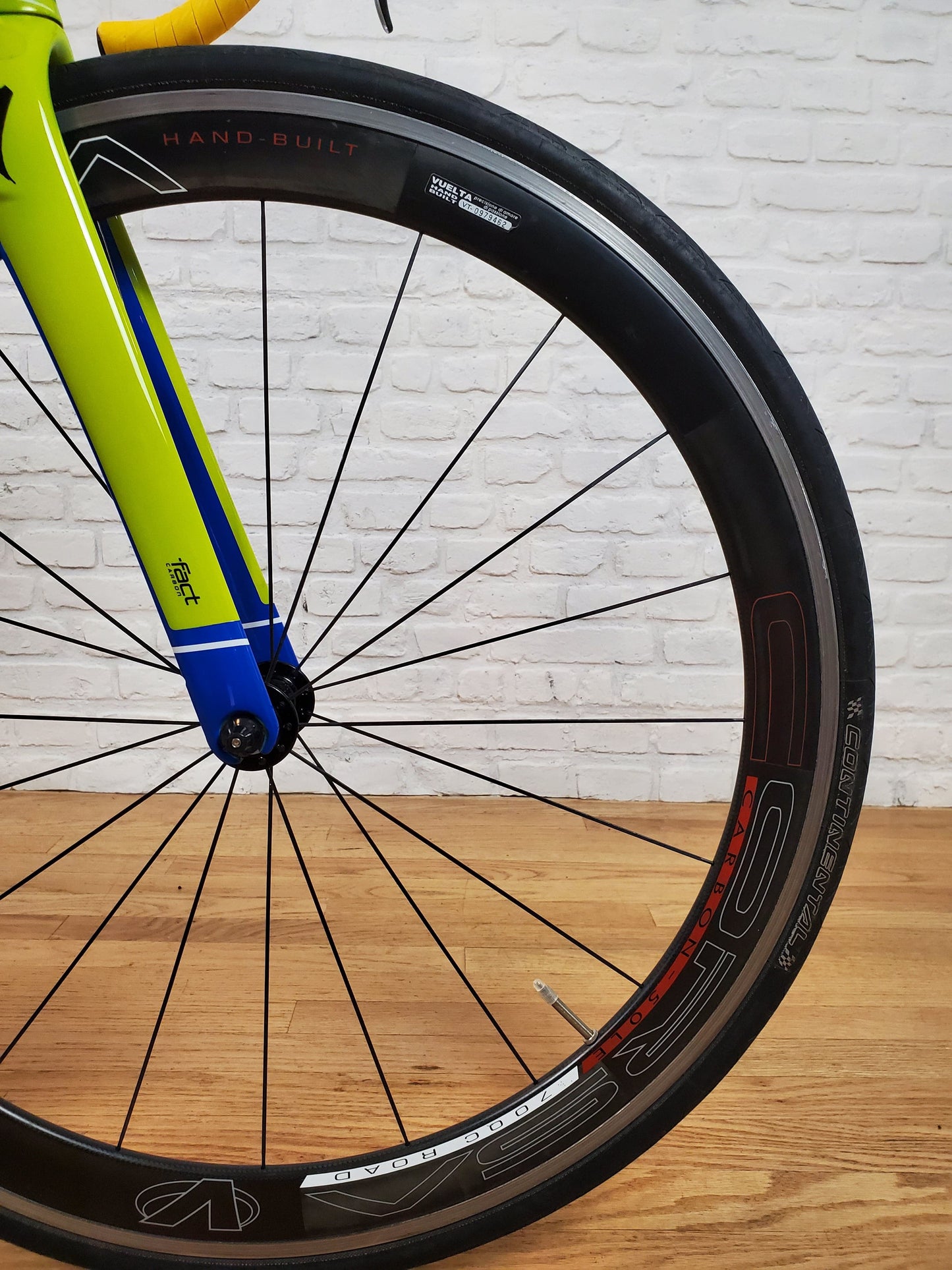 Vuelta Corsa aero carbon wheels paired with Continental Grand Prix 4000 tires on the 2016 Specialized Venge Pro ViAS Red.