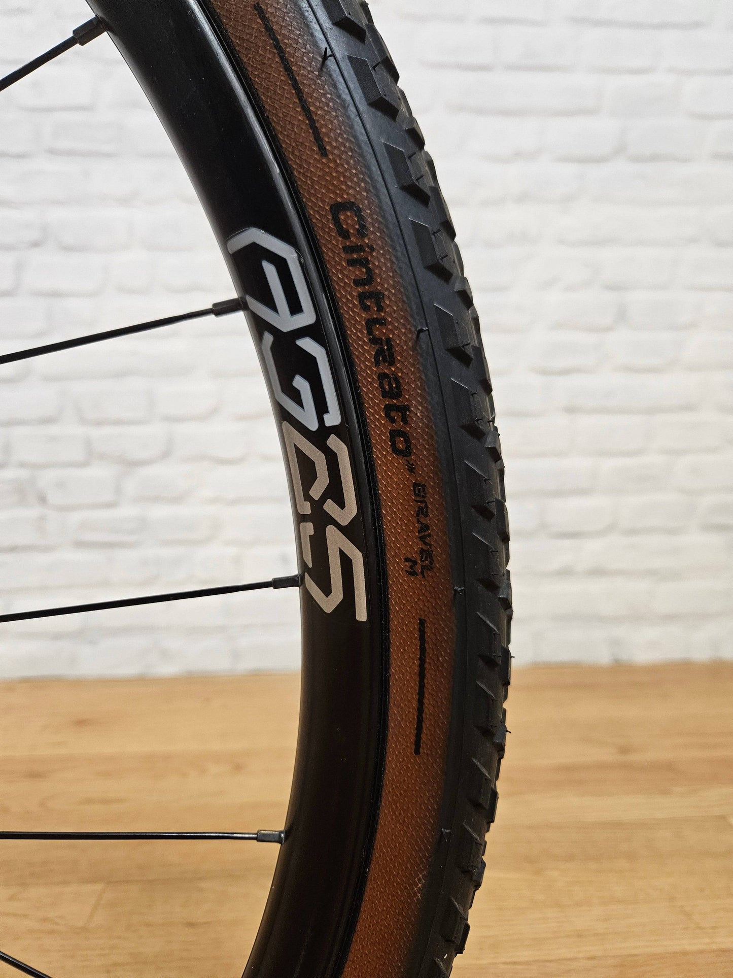 ENVE AG 25 wheels with tubeless Pirelli Cinturato Gravel M 40mm tires on the 2021 Trek Checkpoint SL7 Disc.