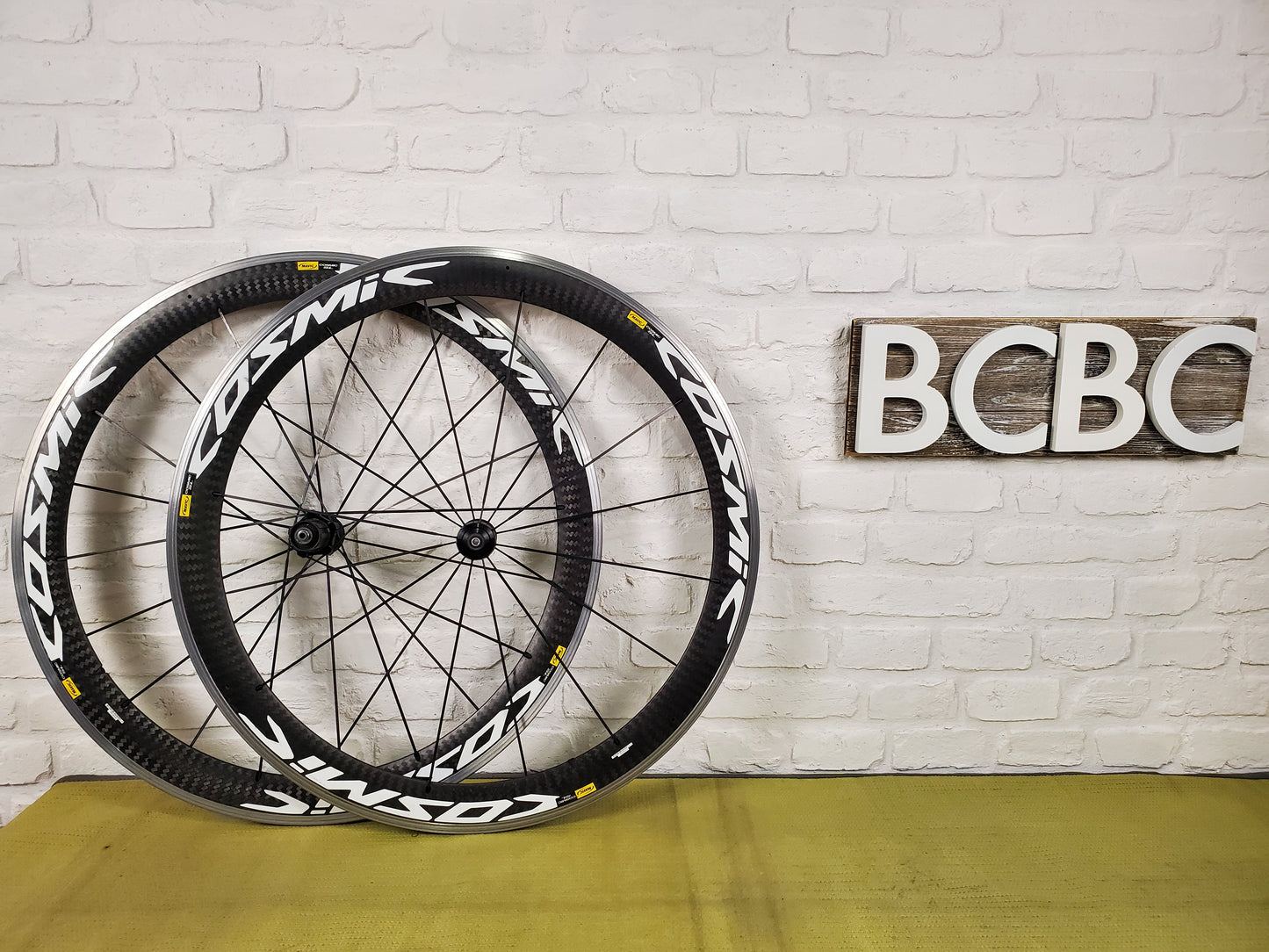 Mavic Cosmic SL Carbon Fiber Clinchers 11 Speed Shimano 700c