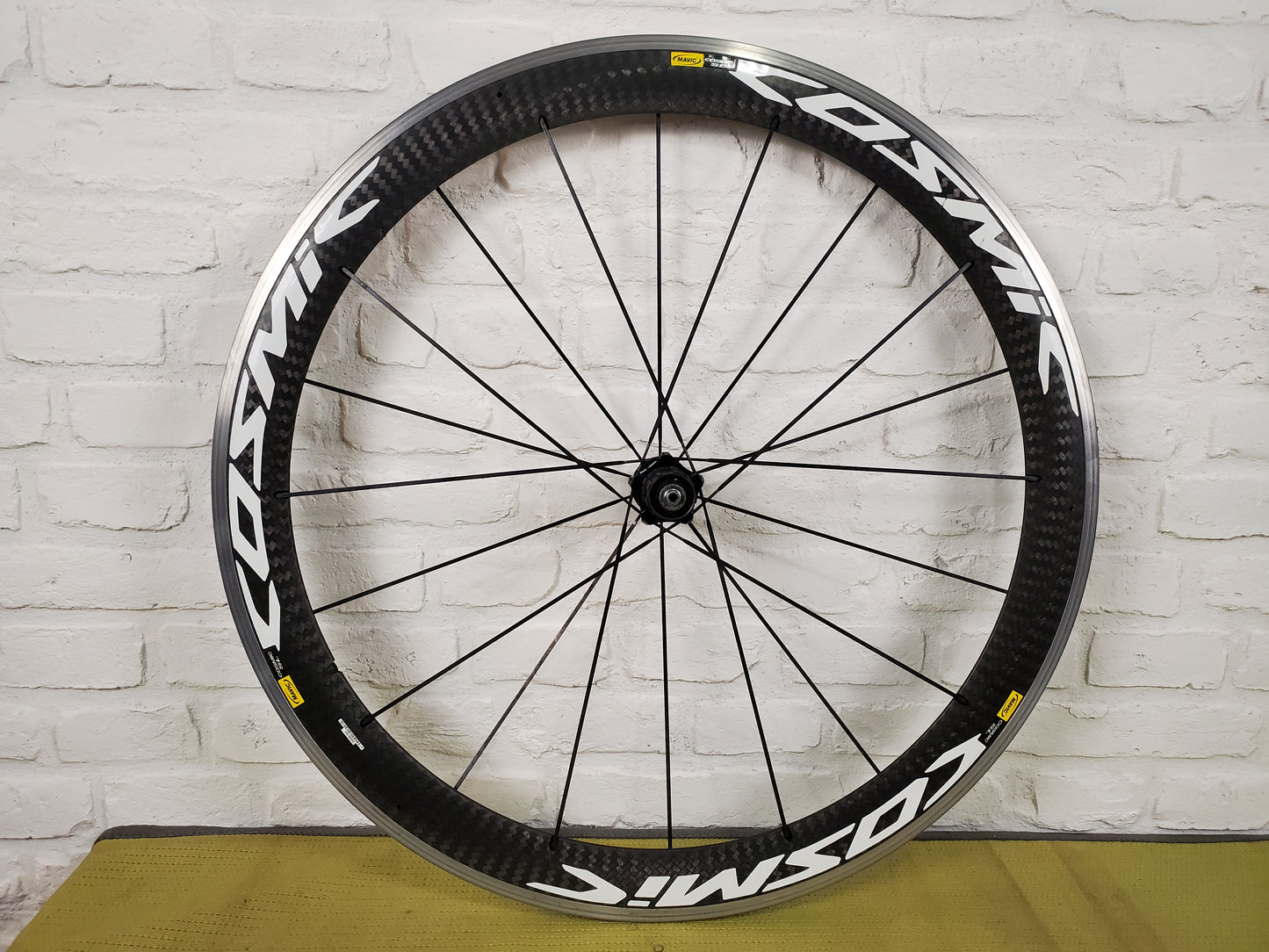 Mavic Cosmic SL Carbon Fiber Clinchers 11 Speed Shimano 700c