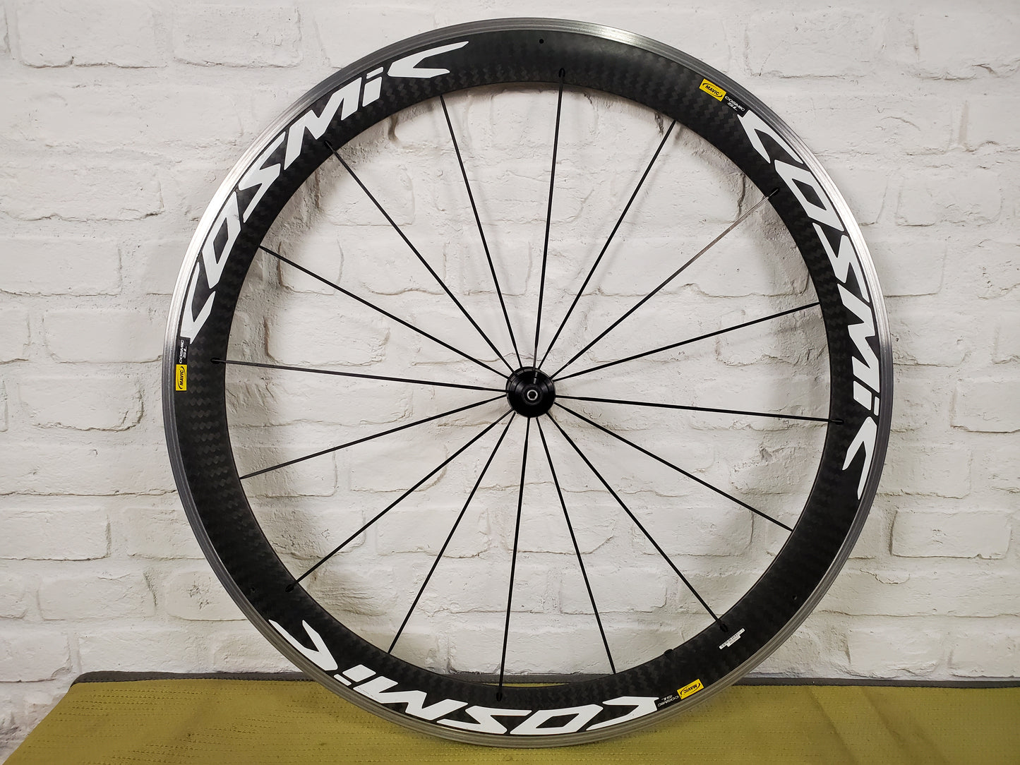 Mavic Cosmic SL Carbon Fiber Clinchers 11 Speed Shimano 700c