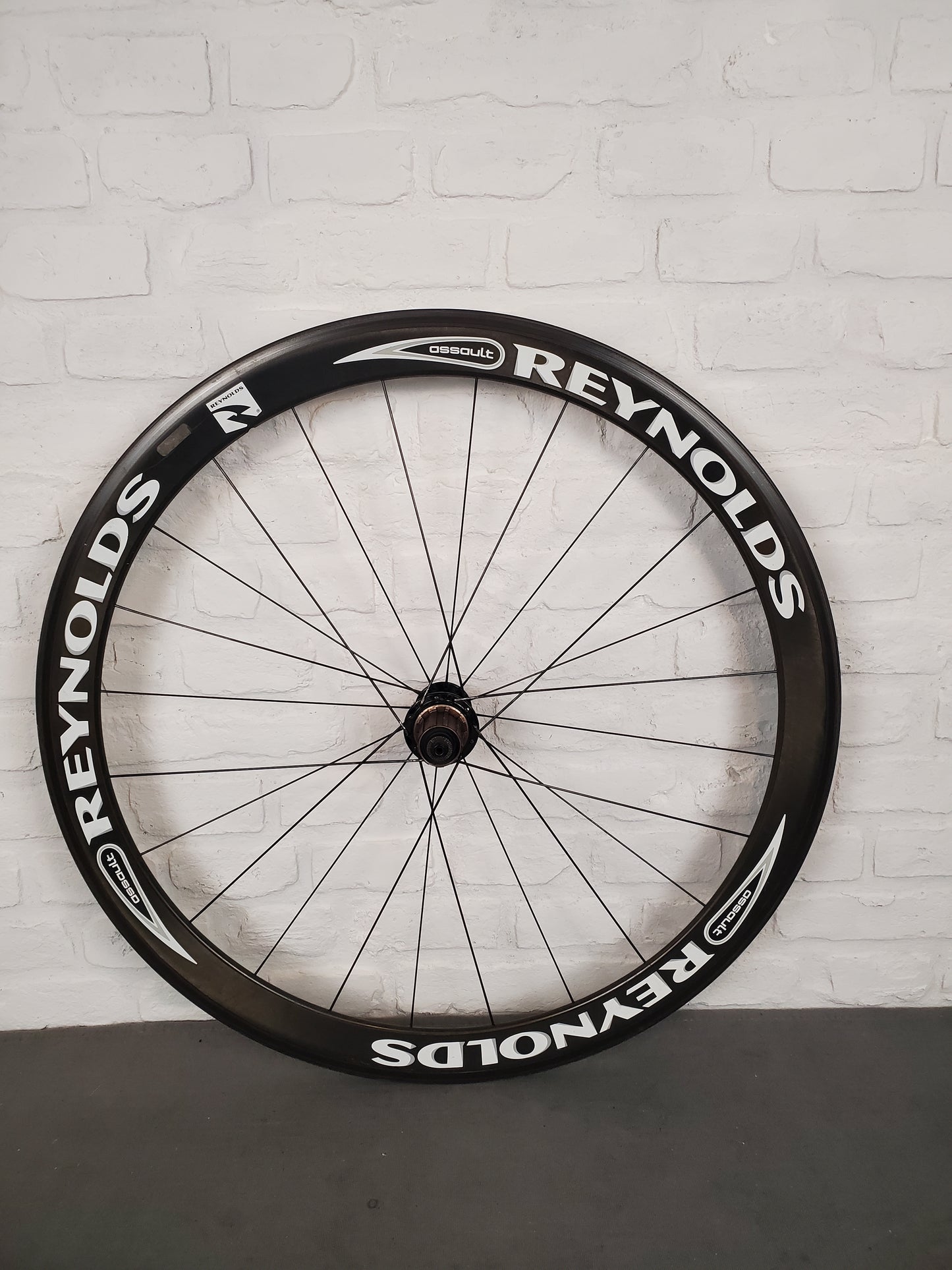 Reynolds Assault Carbon Fiber Clinchers 10 Speed Shimano 700c