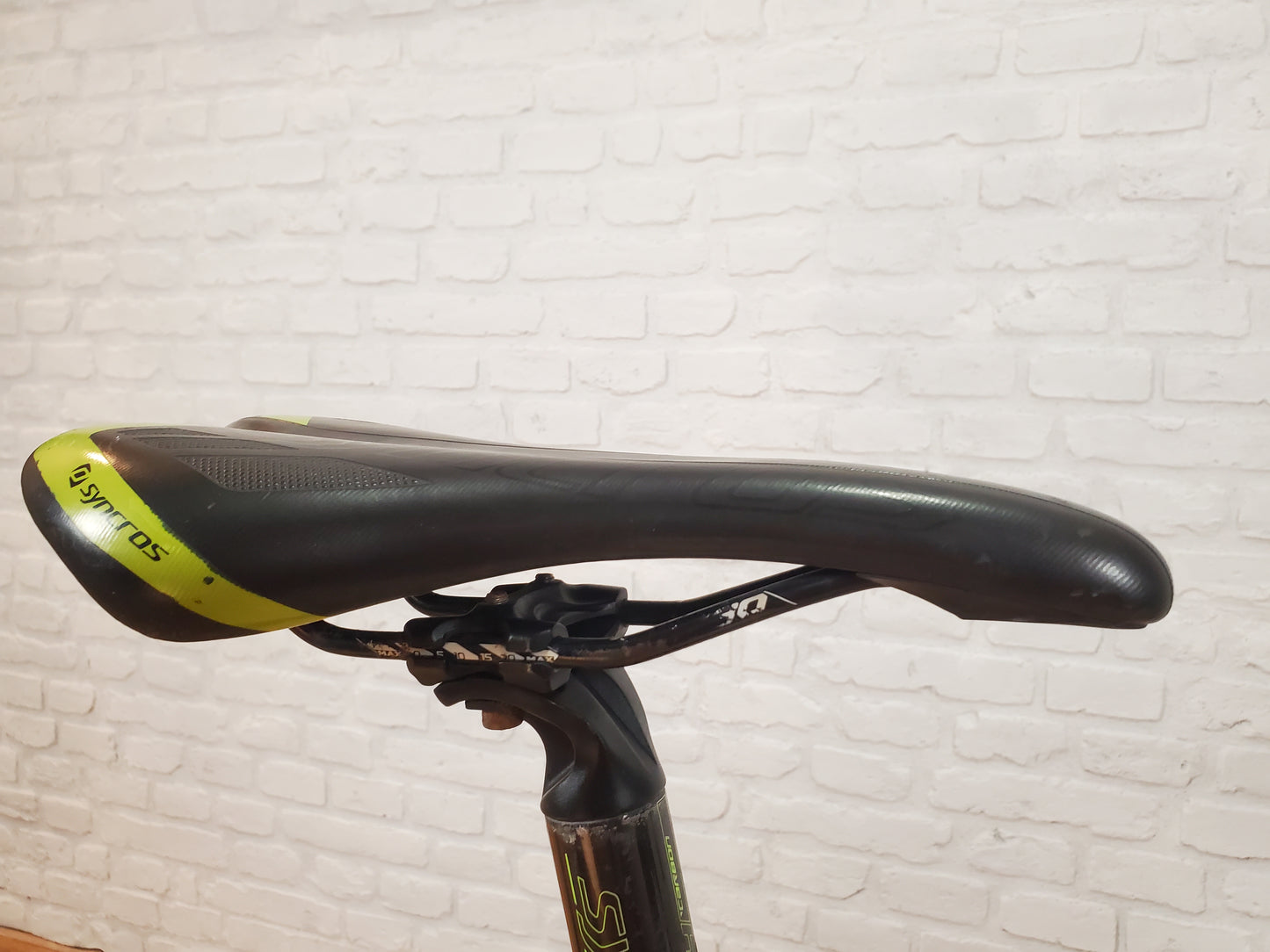 Carbon fiber seat post with a Syncros saddle.