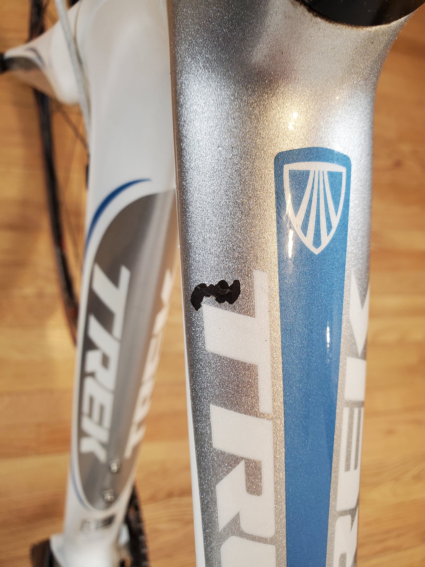 Small paint chip on left side of top tube (see pic) Trek Madone 5.2 WSD road bike