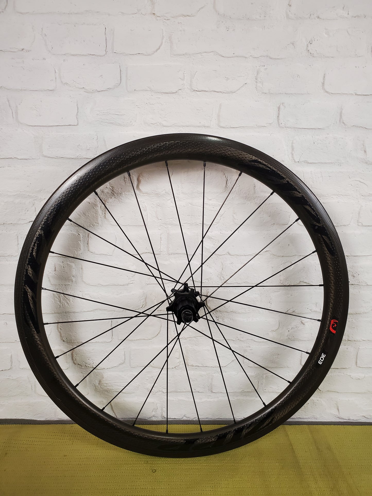 Zipp 303 Carbon Fiber Clinchers 11 Speed Shimano 700c