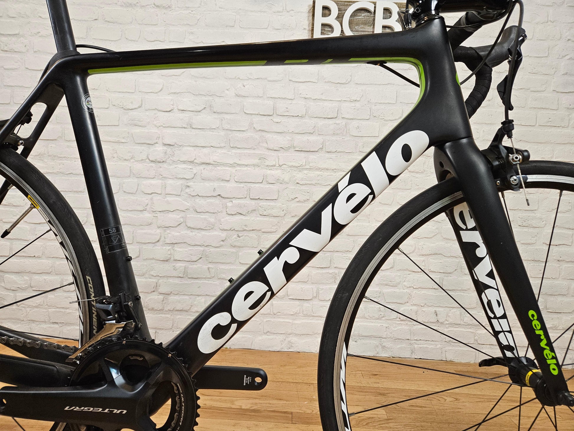 Close-up of the carbon fiber frame on the 2018 Cervelo R5 Ultegra with endurance geometry.