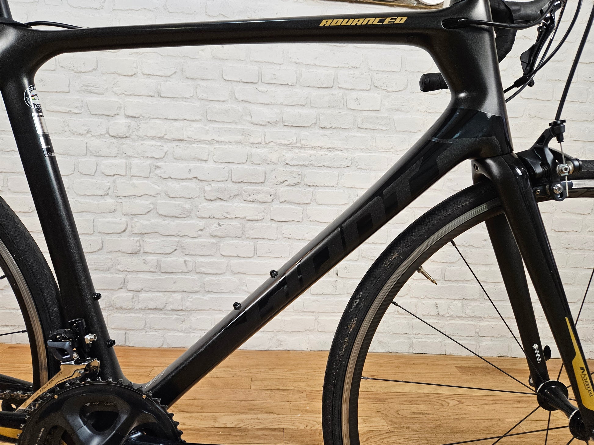Used Road Bikes for Sale: Giant TCR Advanced 2 KOM 105
