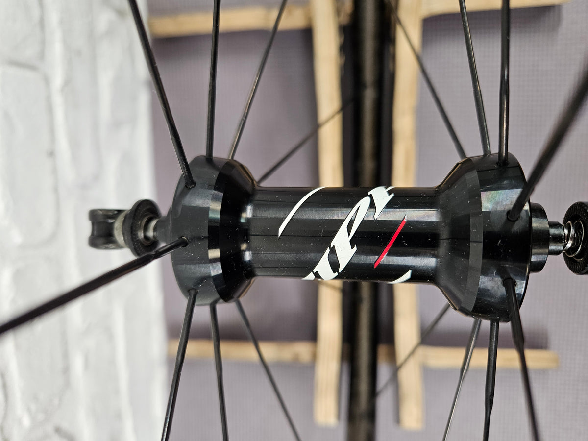 Zipp 303 Firecrest Carbon Fiber Rim Brake Clinchers 11 Speed Shimano 700c