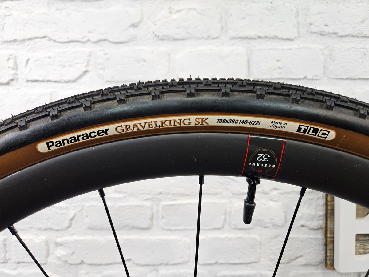 Reserve 32 Disc Carbon Fiber Clinchers GravelKing Tubeless 11 Speed Shimano 700c