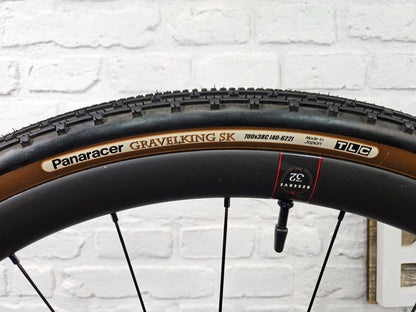 Reserve 32 Disc Carbon Fiber Clinchers GravelKing Tubeless 11 Speed Shimano 700c