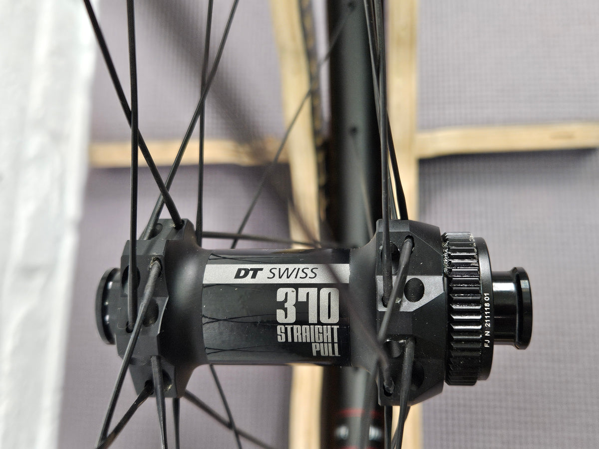 Reserve 32 Disc Carbon Fiber Clinchers GravelKing Tubeless 11 Speed Shimano 700c