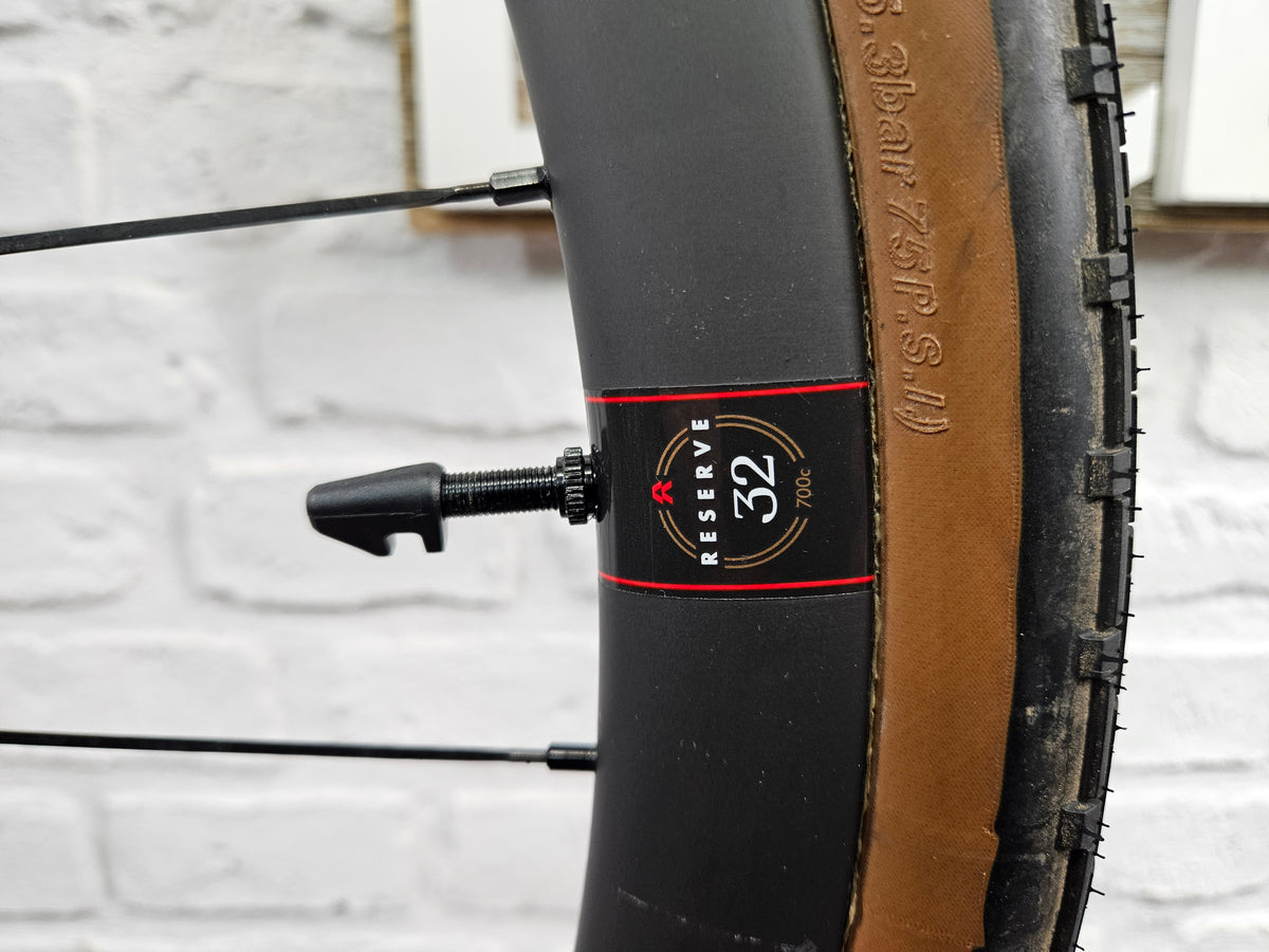 Reserve 32 Disc Carbon Fiber Clinchers GravelKing Tubeless 11 Speed Shimano 700c