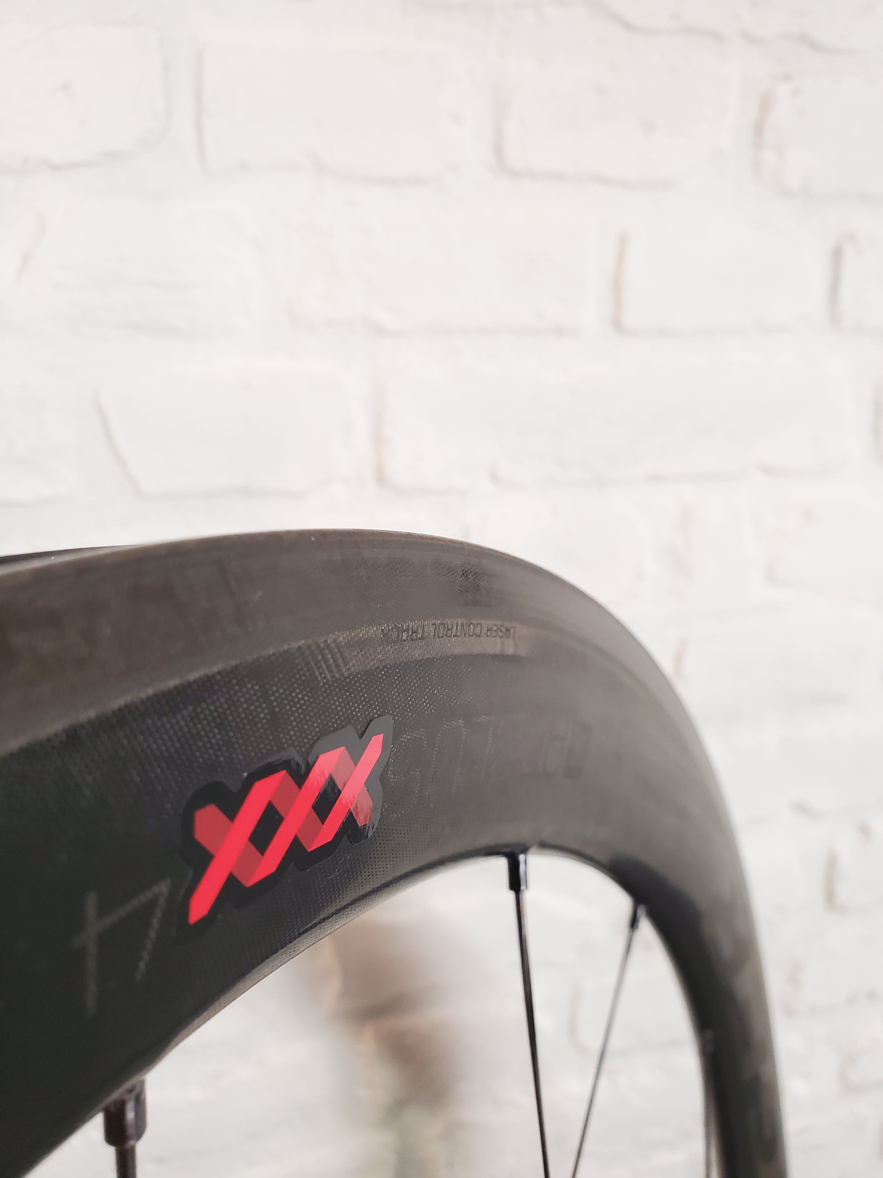 Bontrager Aeolus 4 XXX Carbon Fiber Clinchers 11 Speed Shimano 700c