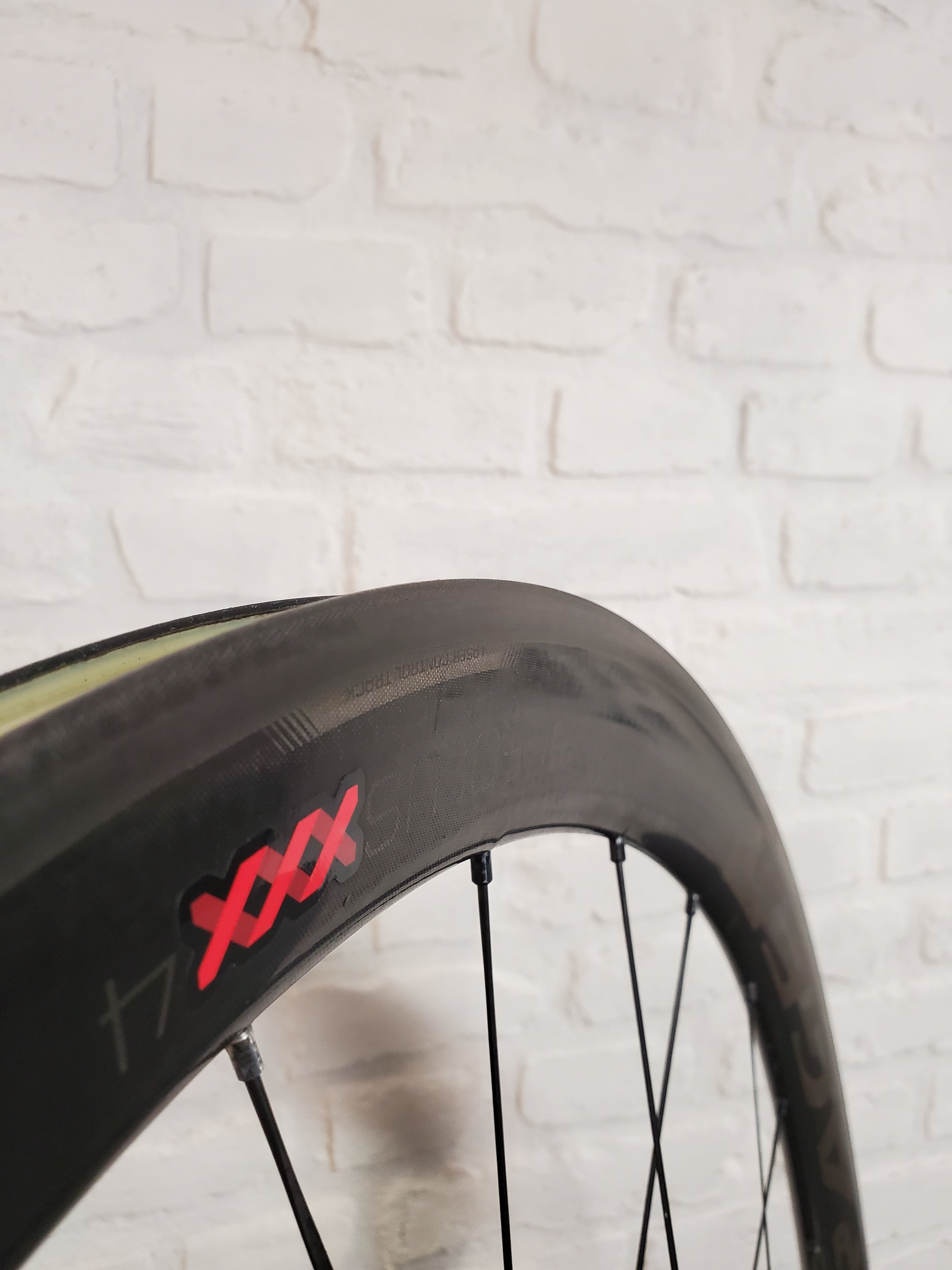Bontrager Aeolus 4 XXX Carbon Fiber Clinchers 11 Speed Shimano 700c