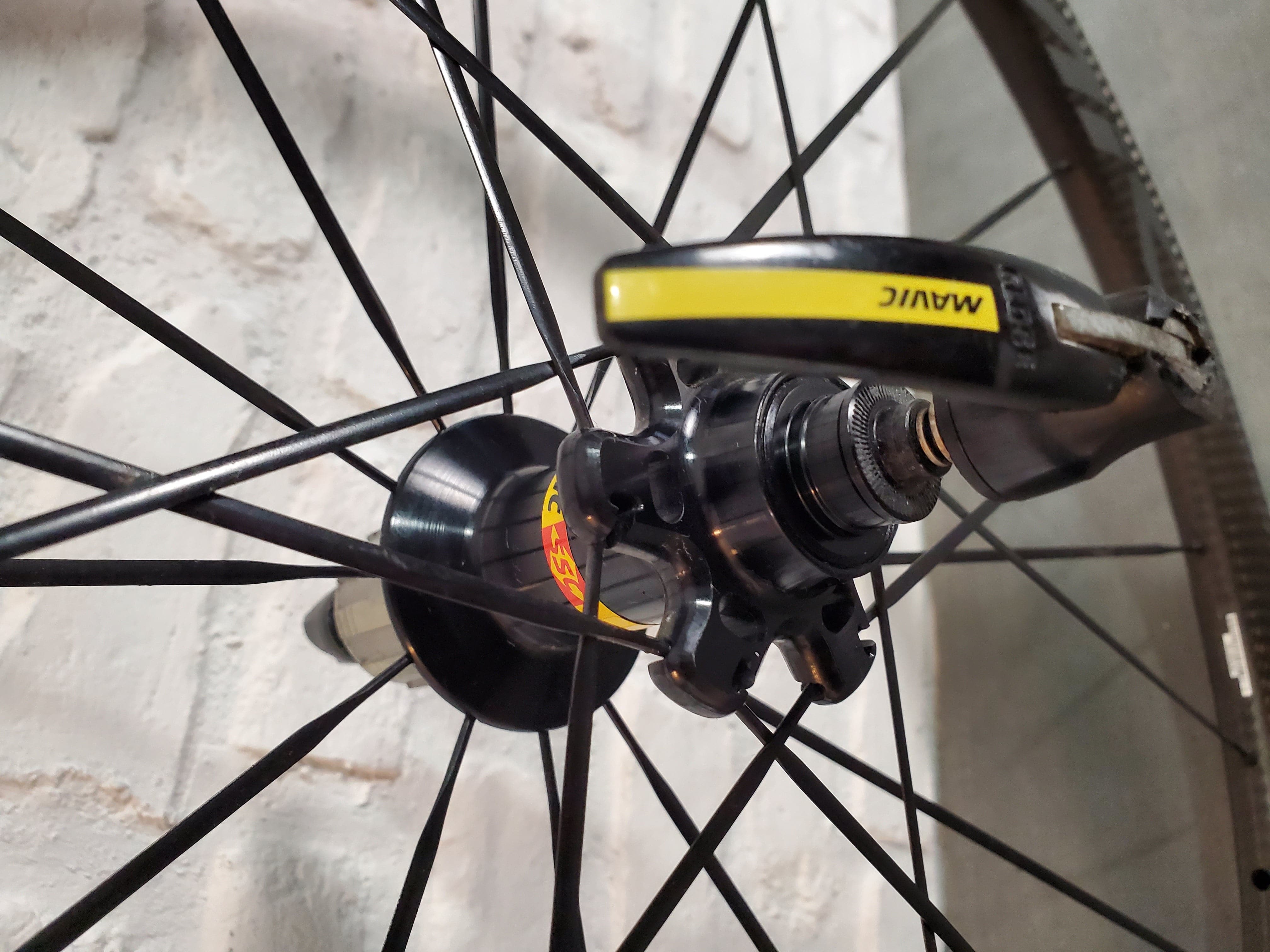 Mavic Cosmic Carbone SSC Carbon Fiber Clinchers 11 Speed Shimano 700c