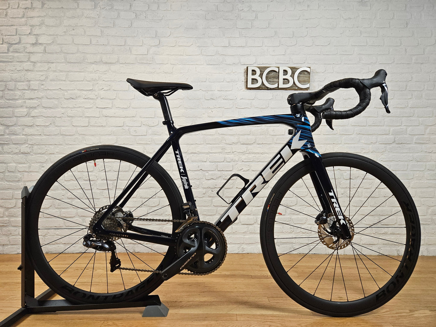 Side view of the 2021 Trek Emonda SL6 Disc Ultegra road bike, featuring a carbon fiber frame, Shimano Ultegra Di2 groupset, and Bontrager Aeolus Pro 37 wheels.