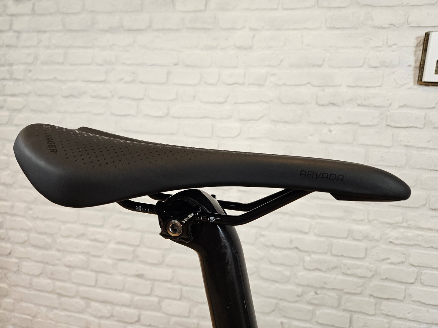 Carbon fiber seat post with Arvada saddle on the 2021 Trek Emonda SL6 Disc Ultegra.